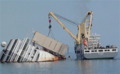 "Коста Конкордия" ще бъде натоварен на спасителен кораб