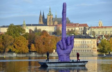 Давид Черни показа среден пръст на чешките комунисти