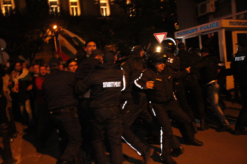 Яйца и бомбички срещу парламента, блокада за кортежа на Орешарски