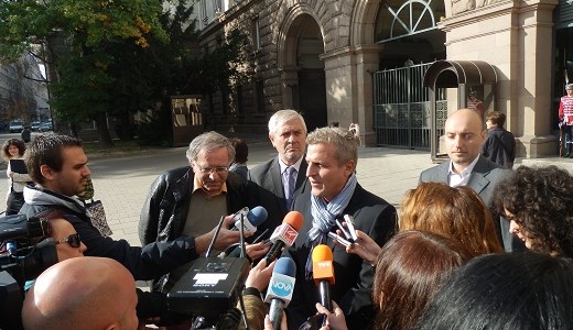 Цветозар Томов и Петър Москов пред журналистическите микрофони до президентството в София