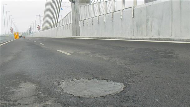 Появилите се дупки по износващия слой на асфалта на Дунав мост ІІ