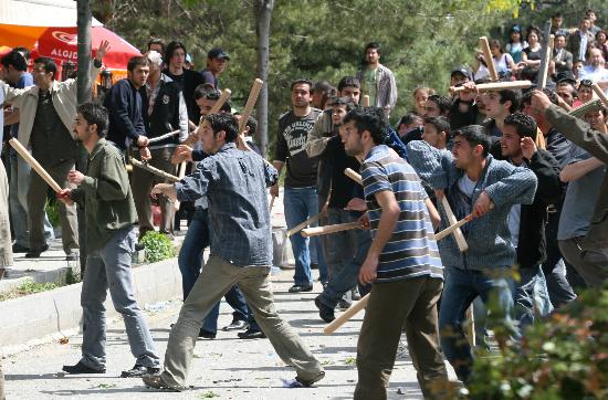 Вълнения в университетски комплекс в Анкара съживяват протестите в Турция