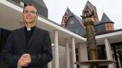 Ватикана отстрани скандален германски епископ