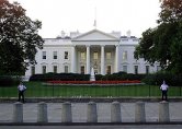 Три четвърти от служителите на Белия дом са в принудителен неплатен отпуск
