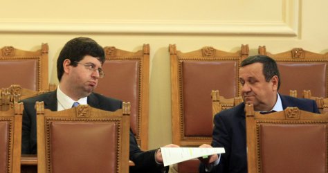 Финонсовият и социалният министър Петър Чобанов и Хасан Адемов при обсъждането на проектобюджета за ДОО. Сн. БГНЕС