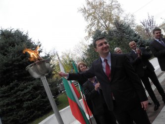 Министър Стойнев даде факлен старт на газоснабдяването в Сандански. Сн. БГНЕС