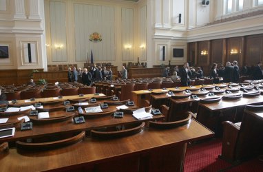Депутатите си гласуваха по-големи финансови санкции за неизвинени отсъствия