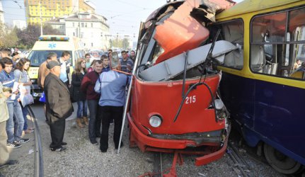 45 ранени при сблъсък между два трамвая в Сараево
