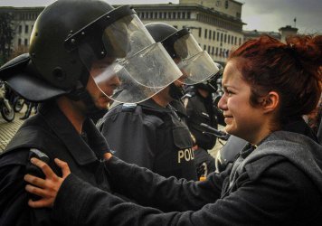 Сцена от студентската окупация на парламента на 12 ноември. Сн. Васил Гарнизов