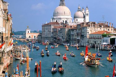Нови правила за трафика по каналите на Венеция след гибелта на турист