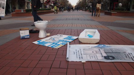 С улични акции в София, Търговище, Габрово, Кърджали и Разград учениците поискаха нормални тоалетни