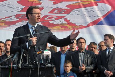 Сръбският вицепремиер Александър Вучич убеждава местните сърби да участват в местните избори на митинг в Грачаница в петък