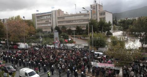 Полицията щурмува окупираната сграда на гръцкото държавно радио и телевизия
