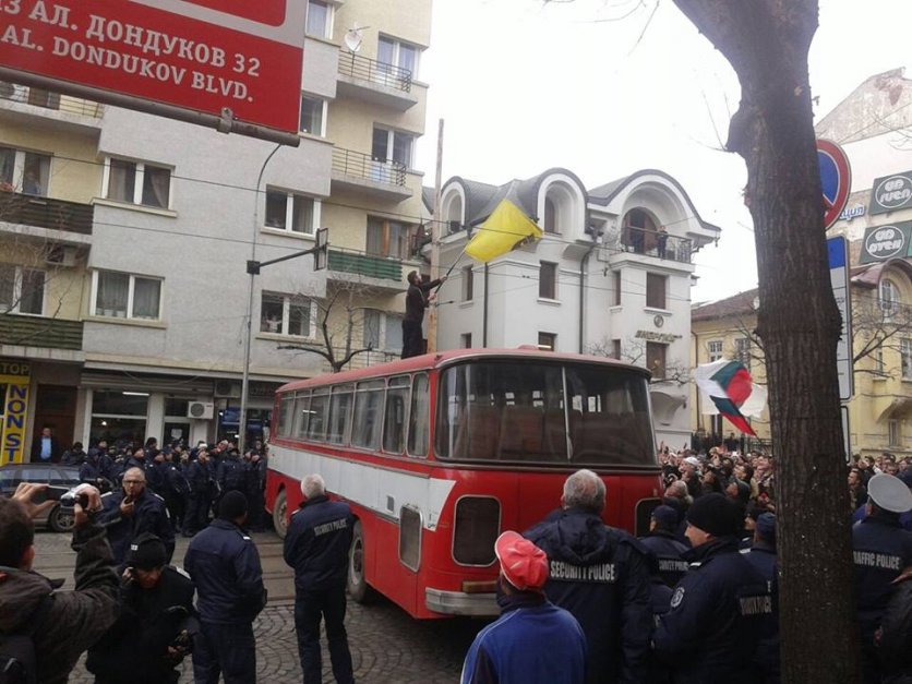 Бул. "Дондуков" бе преграден от автобус и полиция на 20 ноември. 