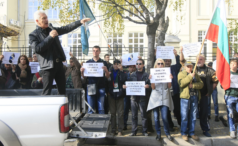 "Атака" протестират пред МВР и искат оставката на вътрешния министър заради сирийските бежанци в България. Сн. БГНЕС
