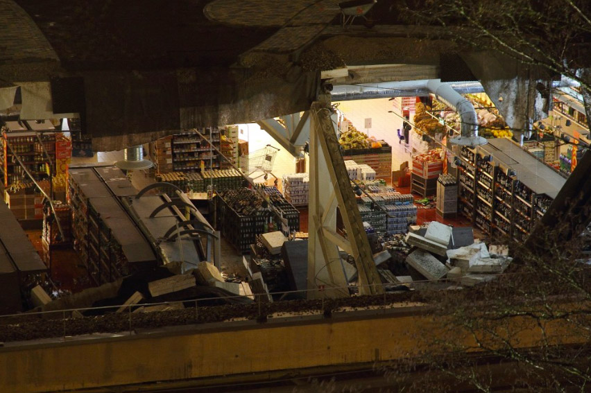 Над 40 души са загинали при срутване в търговски център в Рига