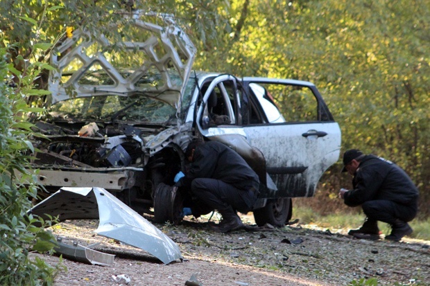 Разследващите при взривения автомобил на Сашо Диков. 