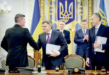 Момент от подписването на споразумението за проучване и добив на шистов газ с "Шеврон" в присъствието на украинския президент Янукович (на заден план)
