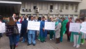 Медици излязоха на предупредителен протест заради орязването на парите за болниците