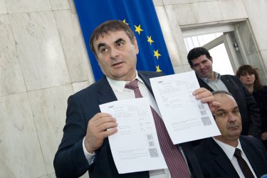 Транспортният министър демонстрира как се купува електронен билет. Сн: БГНЕС