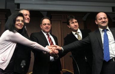 Лидерите на петте партии в РБ след подписването на коалиционното споразумение. Сн. БГНЕС