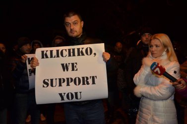 Кандидат-политикът Бареков държи плакат с две грешки в английското изписване на името на Кличко - Wladimir Klitschko. 
