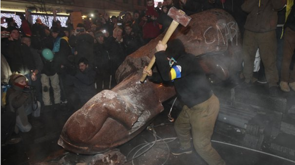 Протестиращи в Киев разбиват съборения паметник на Ленин.