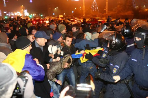 Хиляди демонстранти поискаха в Букурещ оставка и разпускане на парламента