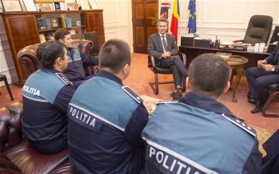 Румънският посланик в Лондон Йон Жинга заедно с румънски полицаи