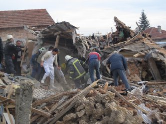 Спасители се опитват да извадят от руините взривената до основи къща във Ветово сн.БГНЕС
