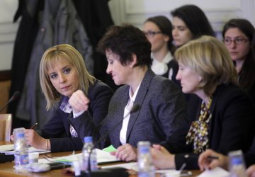 Май Манолова (вляво) по време на заседанието на комисията, сн. БГНЕС