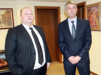 Христо Динев (вляво) и неуспелият му конкурент Бойко Атанасов. Сн.: БГНЕС