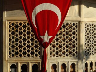 Трима турски министри подадоха оставки