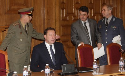 Военният министър Ангел Найденов (в средата). Сн. БГНЕС