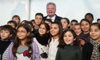 Германският президент Йоахим Гаук с деца от имигрантски семейства в училище в Манхайм през ноември 2013-та