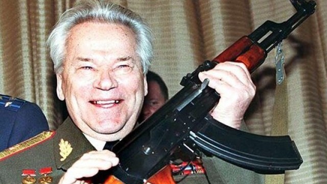 Знаменитият конструктор Михаил Калашников почина
