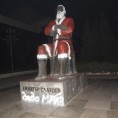 Паметникът на Димитър Благоев в Благоевград осъмна като Дядо Мраз с подарък "Оставка"