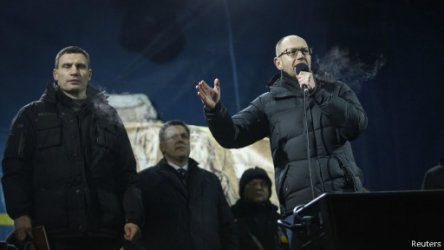 Виталий Кличко, Олег Тягнибок и Арсений Яценюк говорят пред протестиращите в нощта срещу неделя