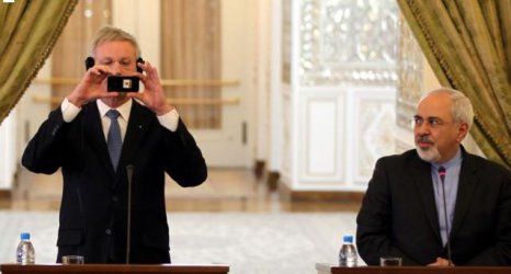 Шведският външен министър Карл Билд прави снимка за спомен с мобилния си телефон по време на пресконференция с иранския си колега Мохамед Джавад Зариф в Техеран във вторник.
