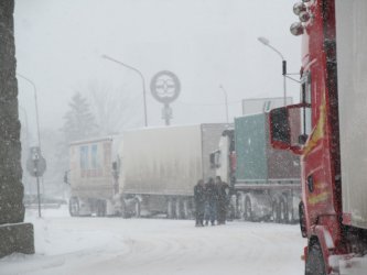 Камиони не могат да минат през Дунав мост заради снегонавяванията в Румъния. Сн. БГНЕС