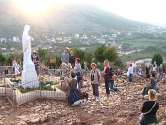 Поклонници и туристи пред монумент на Дева Мария в Междугорие.