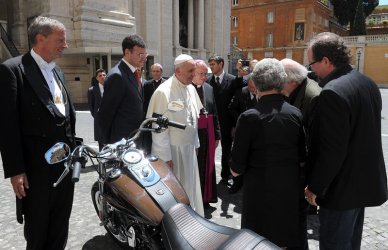 През юни 2013 Харлей Дейвидсън подари на папата два мотоциклета.
