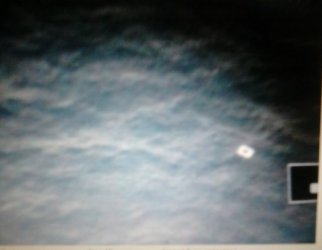 Снимка от предполагаемите отломки на изчезналия самолет бе пеблукавана на сайта на витенамското министерство на информацията. 