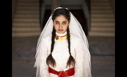 Турската актриса Мелтем Мираоглу в ролята на дете булка в телевизионния сериал "Животът продължава".