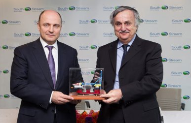 Олег Аксютин и Стефано Бианко при подписването на договора