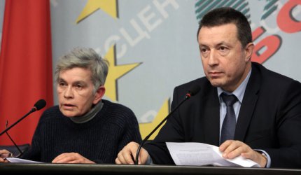 Велислава Дърева и Янаки Стоилов представят декларацията на пресконференция на "Позитано"20. 