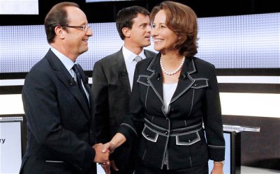 След обсъджаде с Мануел Валс (в дъното) Франсоа Оланд одобри включването в правителството на бившата му приятелка Сеголен Роаял. 