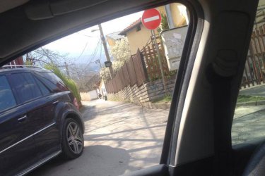 Смененият от столична община знак в края на еднопосочната улица "Иван Богданов".