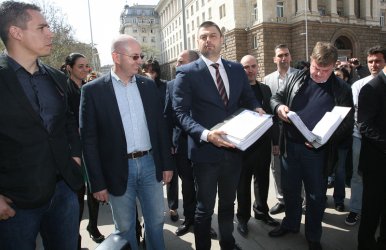 Николай Бареков, Красимир Каракачанов, Румен Йончев, Драгомир Стефанов и представители на съюзническите партии подадоха документите за регистрация в ЦИК. Сред тях не бе забелязана нито една евромайка. Сн. БГНЕС