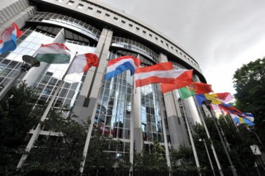 Европарламентът препоръча спирането на еврофондовете за България